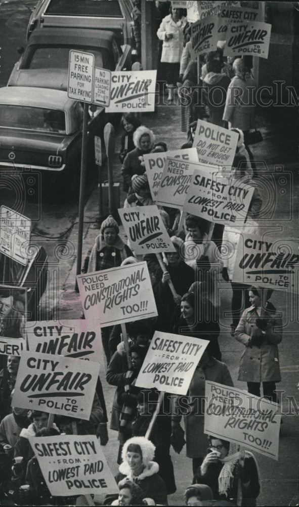 1971 Press Photo Wives of Striking Milwaukee Policemen Picketing City Hall - Historic Images