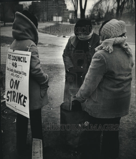 1973 Press Photo Pickets Warming Themselves at County Institutions in Wauwatosa - Historic Images