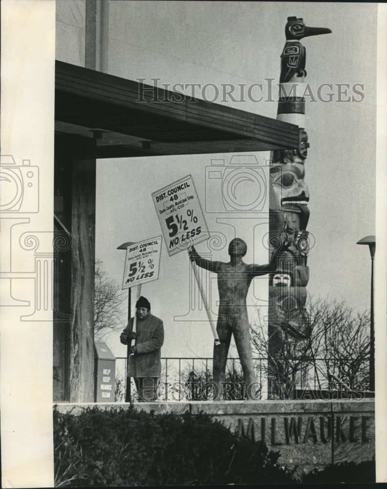 1943 Sign Carry Statue With Pickets in Front of Milwaukee Museum - Historic Images