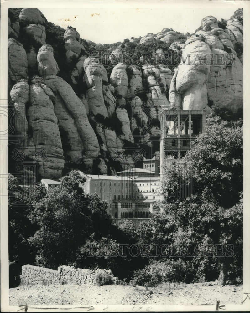 1955 Press Photo Nestled among red cliffs, monastery Montserrat, near Barcelona - Historic Images