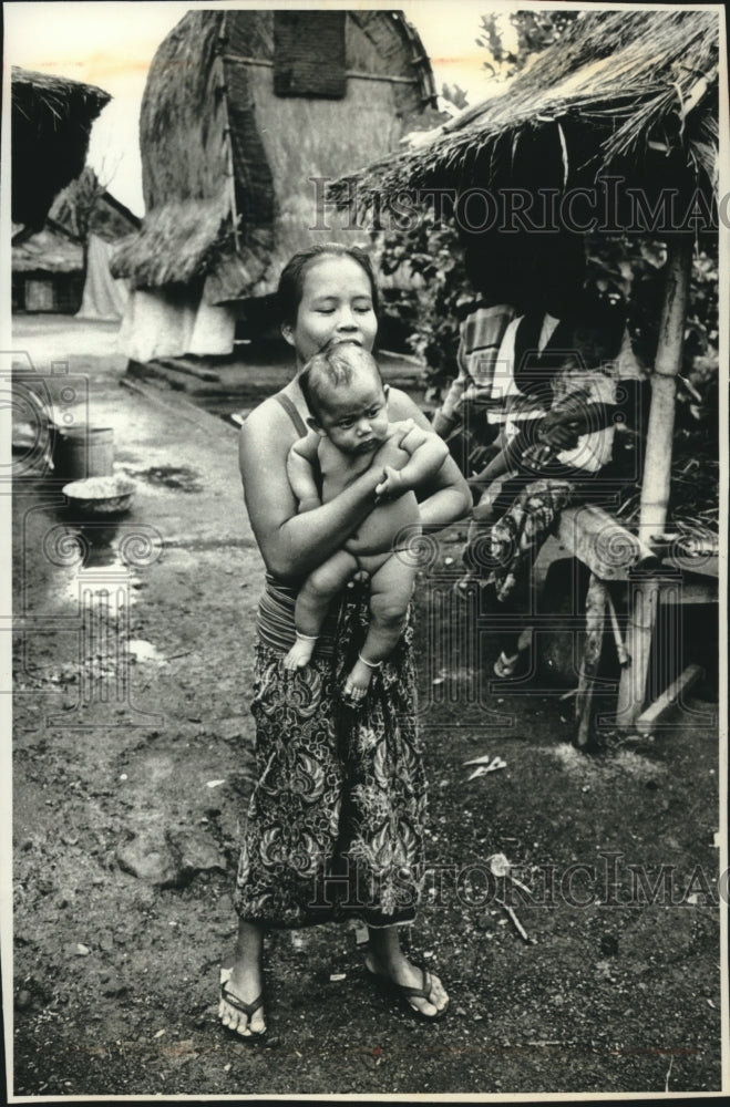 1995 Press Photo A mother and child in a remote village in Lombok, Indonesia. - Historic Images