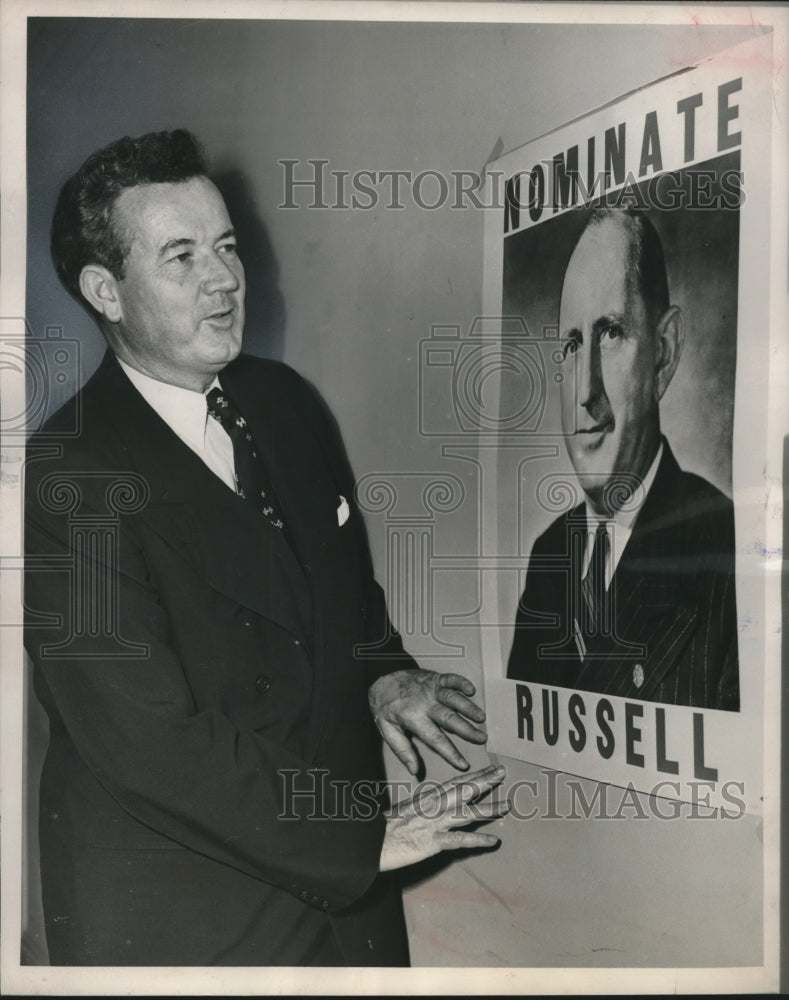 1952 Press Photo Senator John Sparkman admires picture of Senator Russell - Historic Images