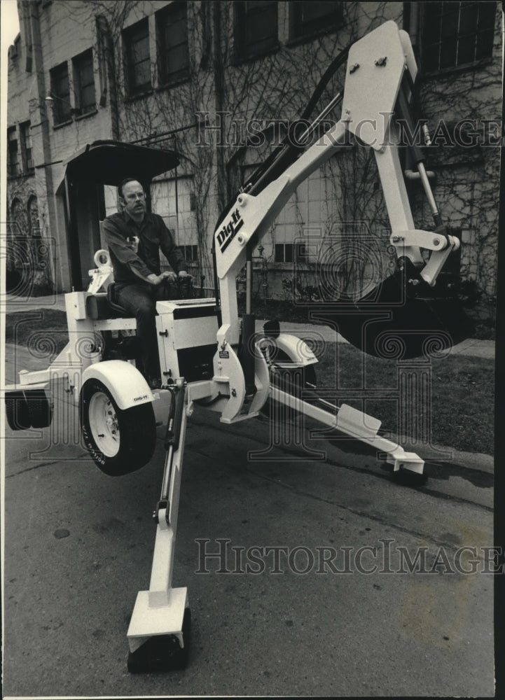 1987 Press Photo A tiny backhoe made by Spancrete Industries, Milwaukee. - Historic Images