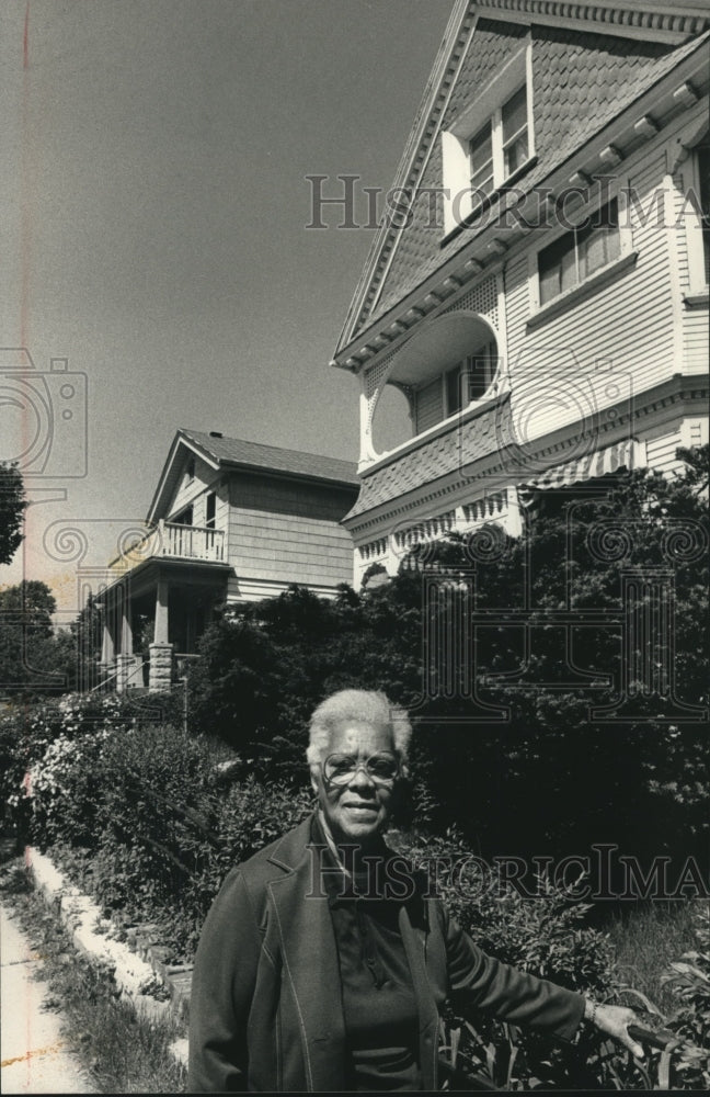 1989 Press Photo Edie Somerville, in her Somerville neighborhood, founder of NAG - Historic Images