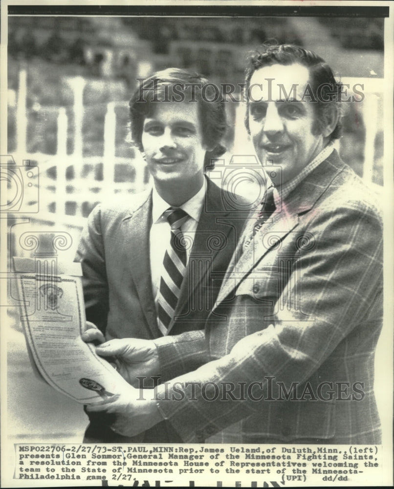 1973 Press Photo James Ueland gives Glen Sonmor welcoming resolution, Minnesota - Historic Images