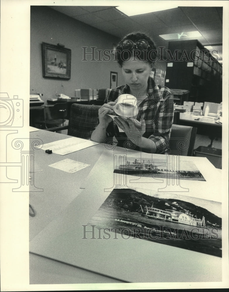 1984 Press Photo Archivist Linda Sondreal checked old steamboat pictures in UW - Historic Images