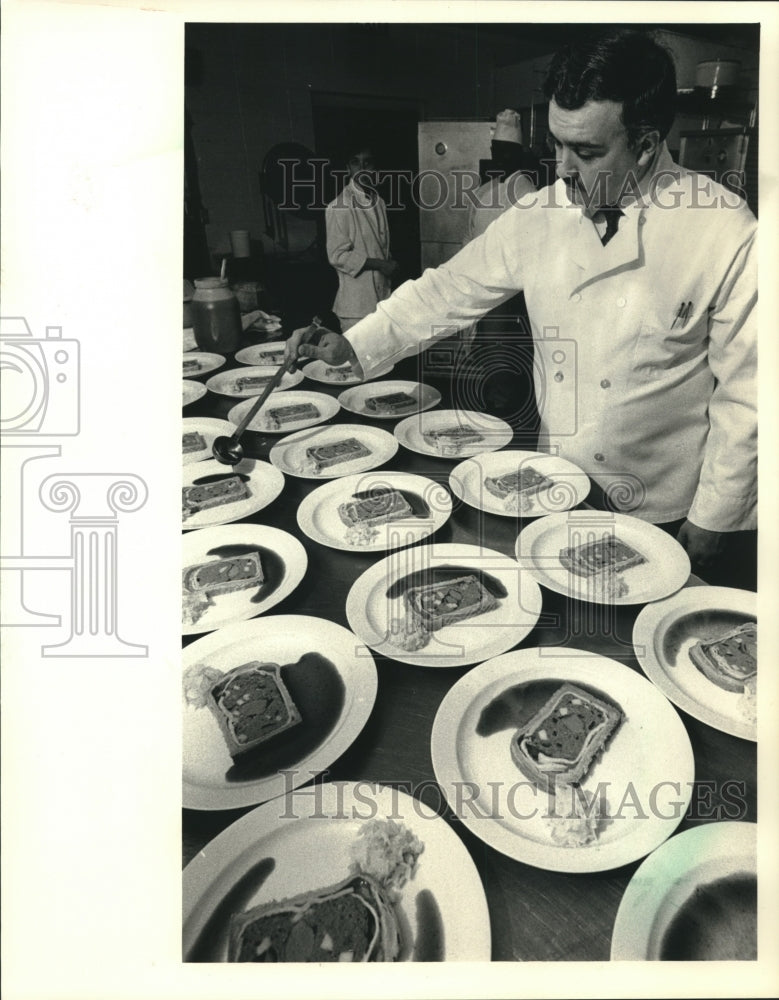 1987, Nick Spinelli, chef of First Wisconsin Center - mjc00437 - Historic Images