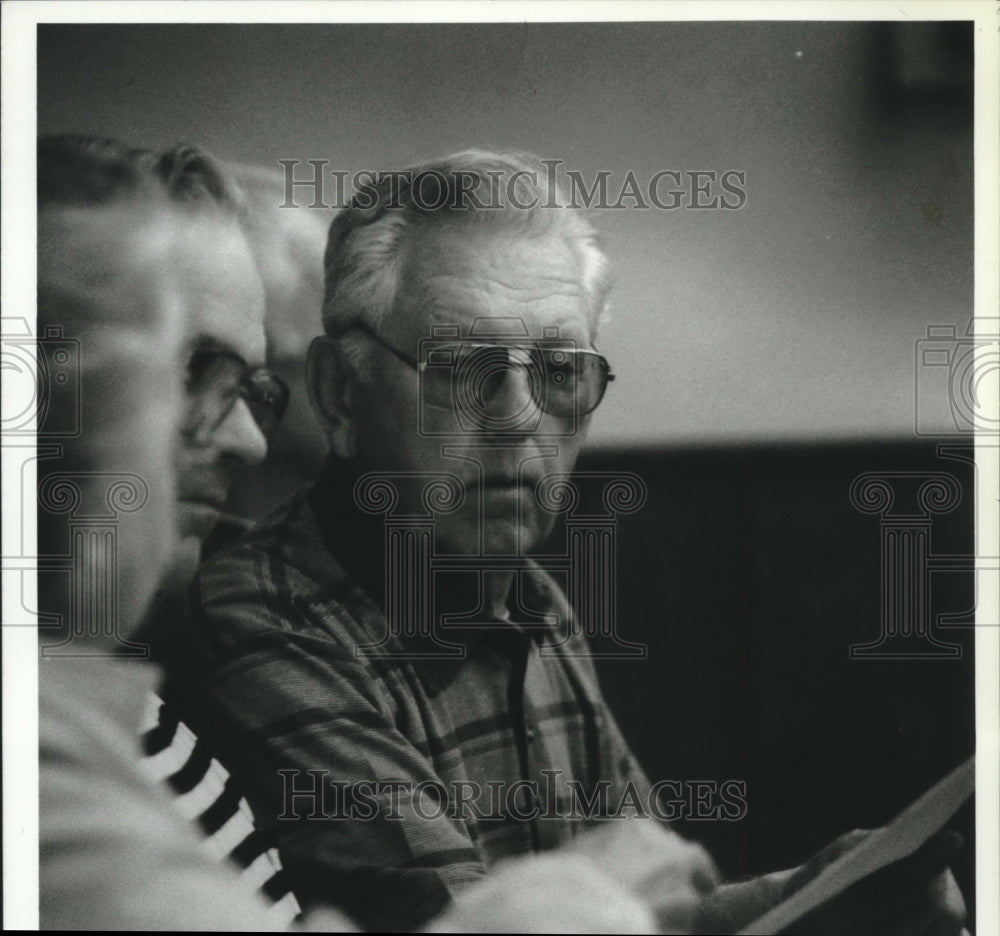 1993 Press Photo Francis Stair, paperwork to fire operator of recycling center - Historic Images