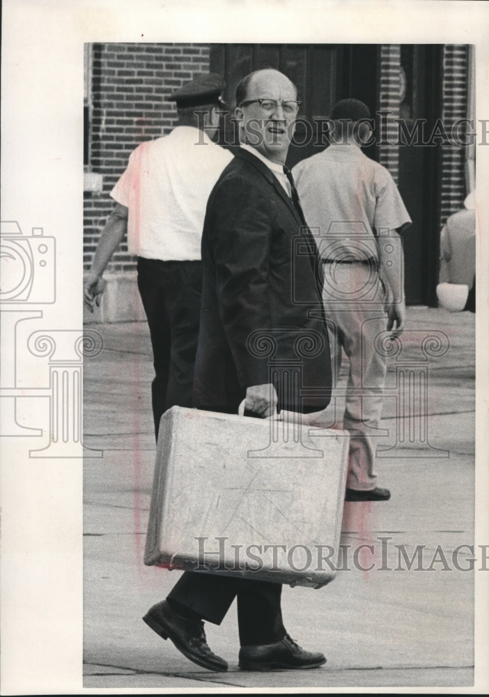 1966 Press Photo Representative Stalbaum delayed at Gen Mitchell field - Historic Images