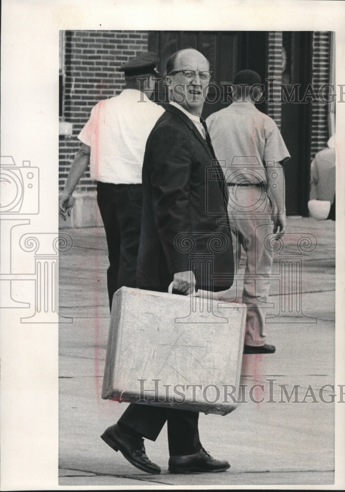 1966 Press Photo Representative Stalbaum delayed at Gen Mitchell field - Historic Images