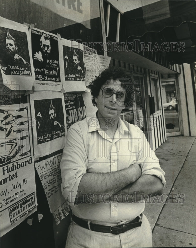 1981 Press Photo Robert Soffian in front of his defunct Metropole Theater - Historic Images