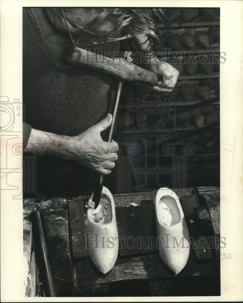 1970 Press Photo A block of Willow wood is carved into the shape of a shoe. - Historic Images