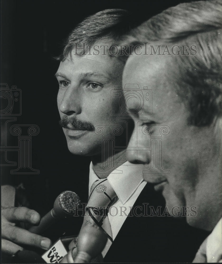 1982 Press Photo John Cieciwa and lawyer speak to reporters after trial verdict - Historic Images