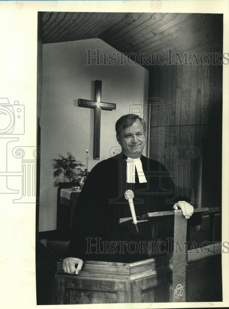 1987 Press Photo Reverend Carl Heinrich A. Schmutzier, pastor of Messiah Luthern - Historic Images