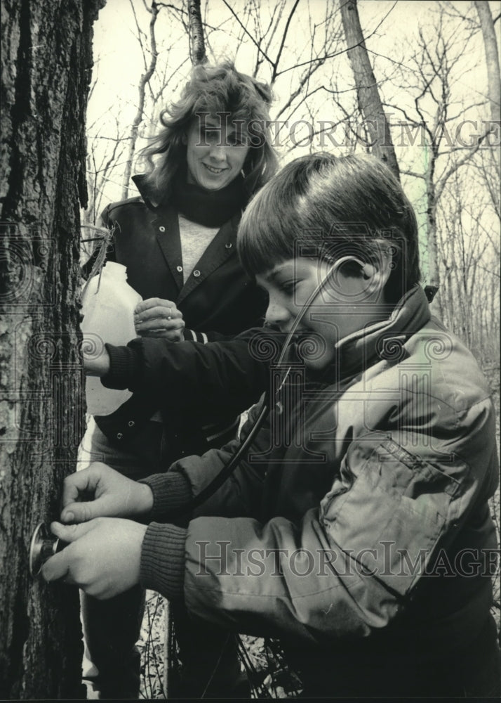 1984 Press Photo Carol Schramka, Greenfield Park Naturalist assists Cub Scouts - Historic Images