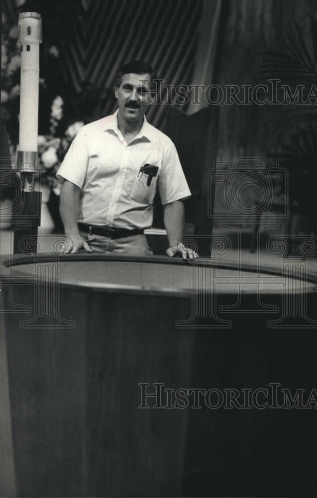 1988 Press Photo Father Charles Schramm of Our Lady of Lourdes Catholic Church - Historic Images