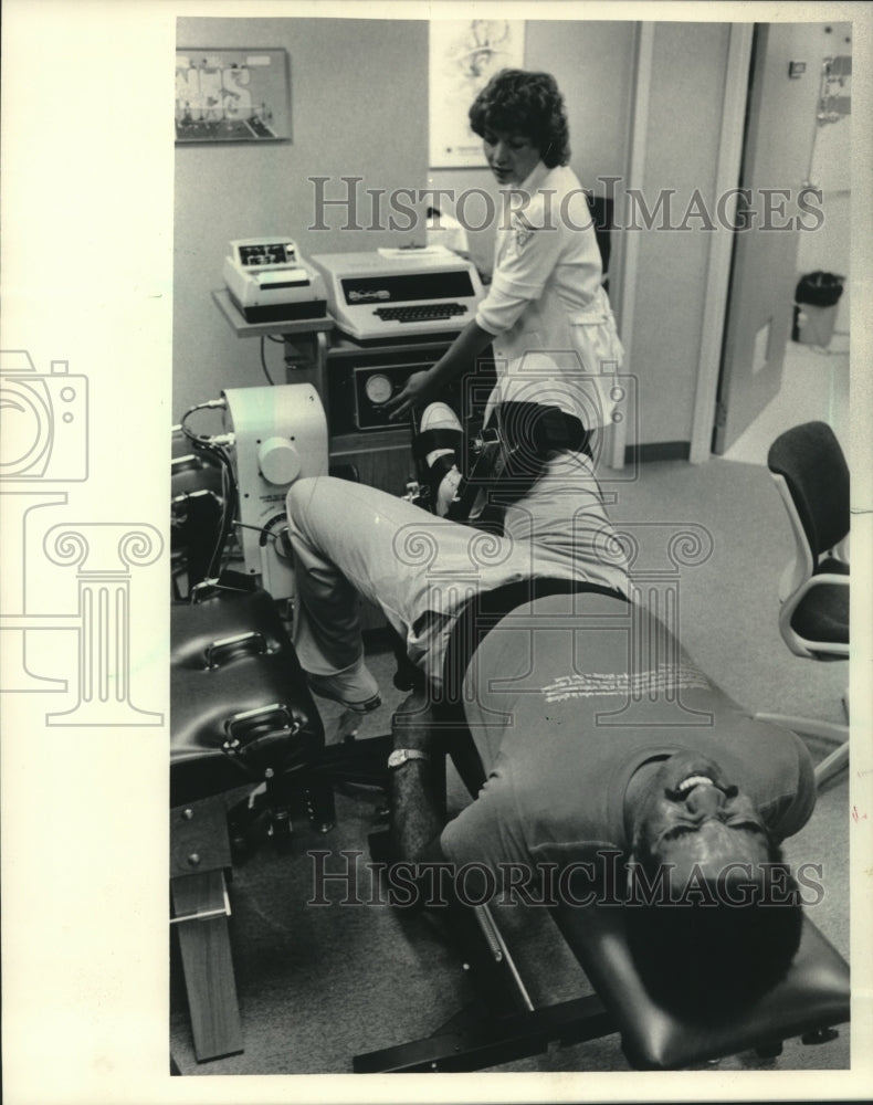 1984 Press Photo Bucks player Harry Oden is treated at Sports Medicine Institute - Historic Images