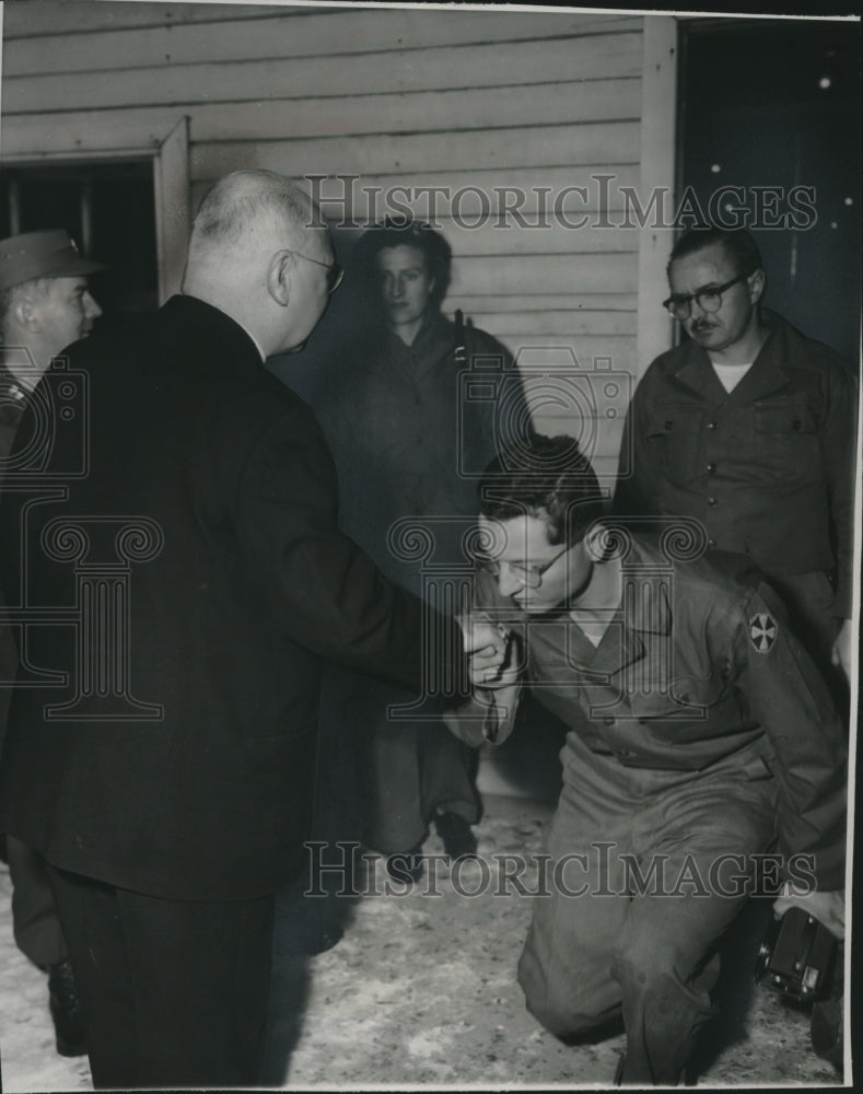1953 Press Photo Francis Cardinal Spellman visits servicemen in Seoul, Korea-Historic Images