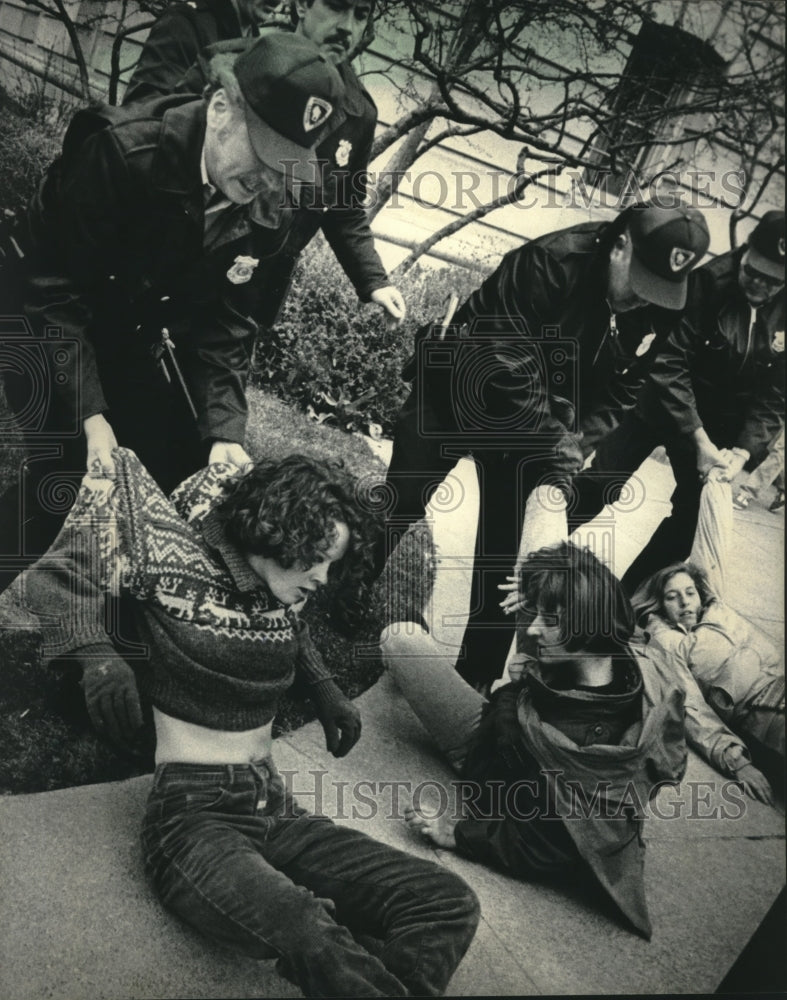1986 Press Photo Anti apartheid demonstrators in Madison Wisconsin - mjc00547 - Historic Images