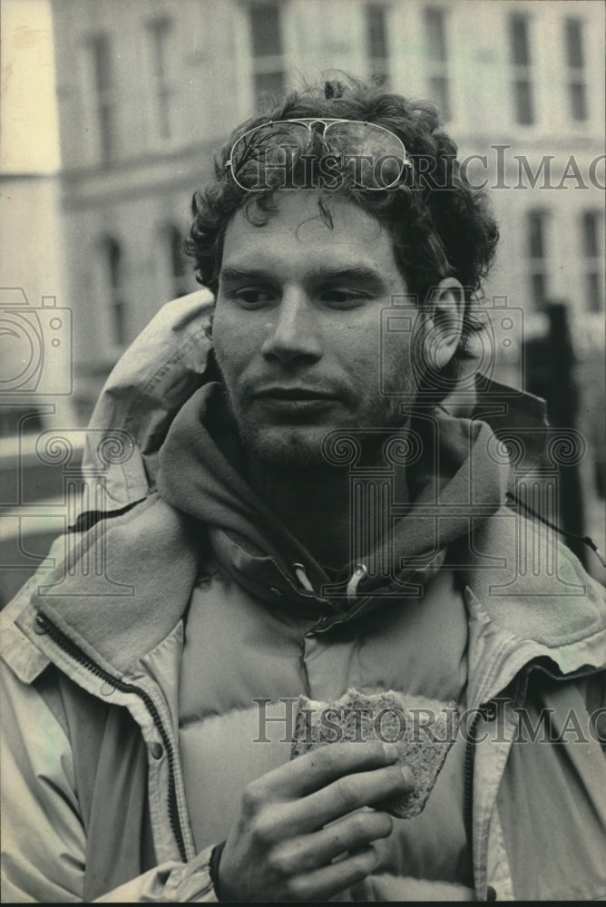 1986 Tim Cordon protesting South Africa apartheid Wisconsin Capitol - Historic Images