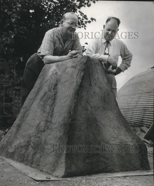 1958 Press Photo George Speidel, James O'Loughlin, on piece of rock at new zoo. - Historic Images