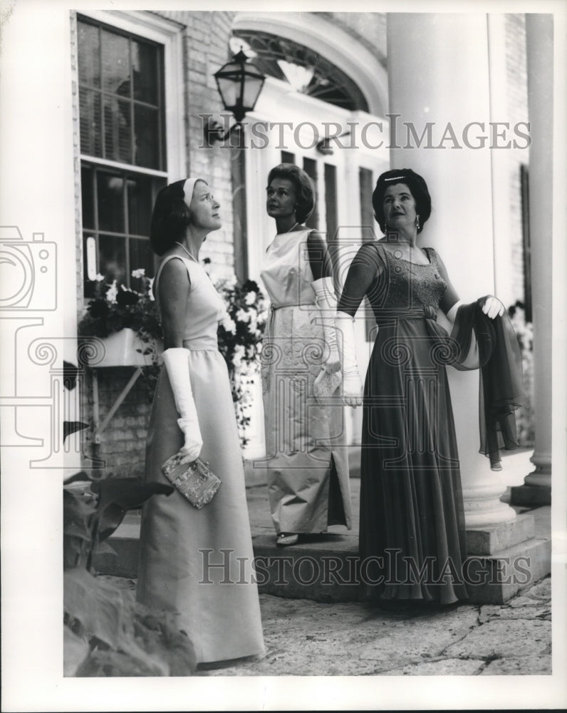 1968 Press Photo Mrs. Robert W. Smith and fellow Bal du Lac chairmen-model gowns - Historic Images