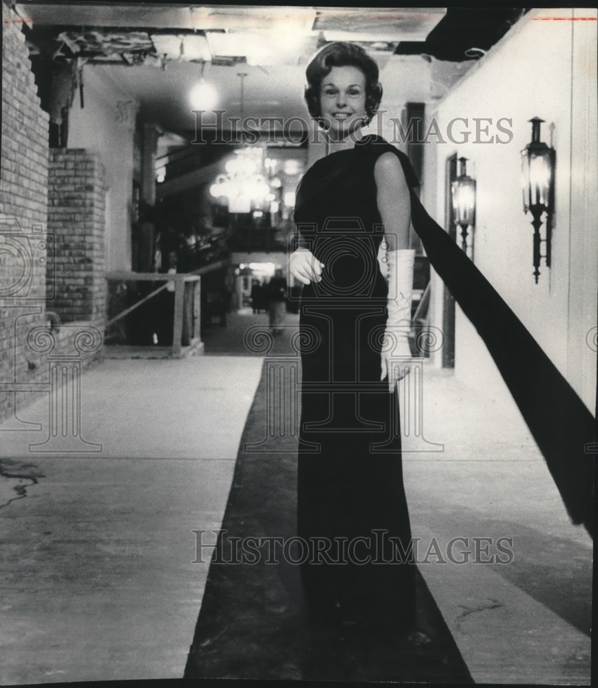 1965 Press Photo Mrs. Robert W. Smith poses in hotel lobby during a ball - Historic Images