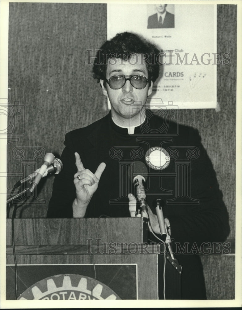 1981 Press Photo Father Stephen Smith speaks to Rotary Club in Madison - Historic Images