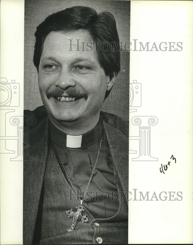 1983 Press Photo Reverend R. Dean Smith, Pastor of Lord of Life Lutheran Church - Historic Images