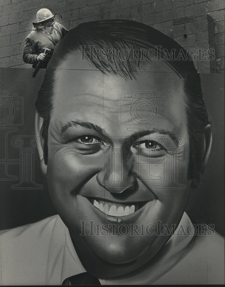 1983 Press Photo Joe Zirger putting finishing touches on billboard, Milwaukee. - Historic Images