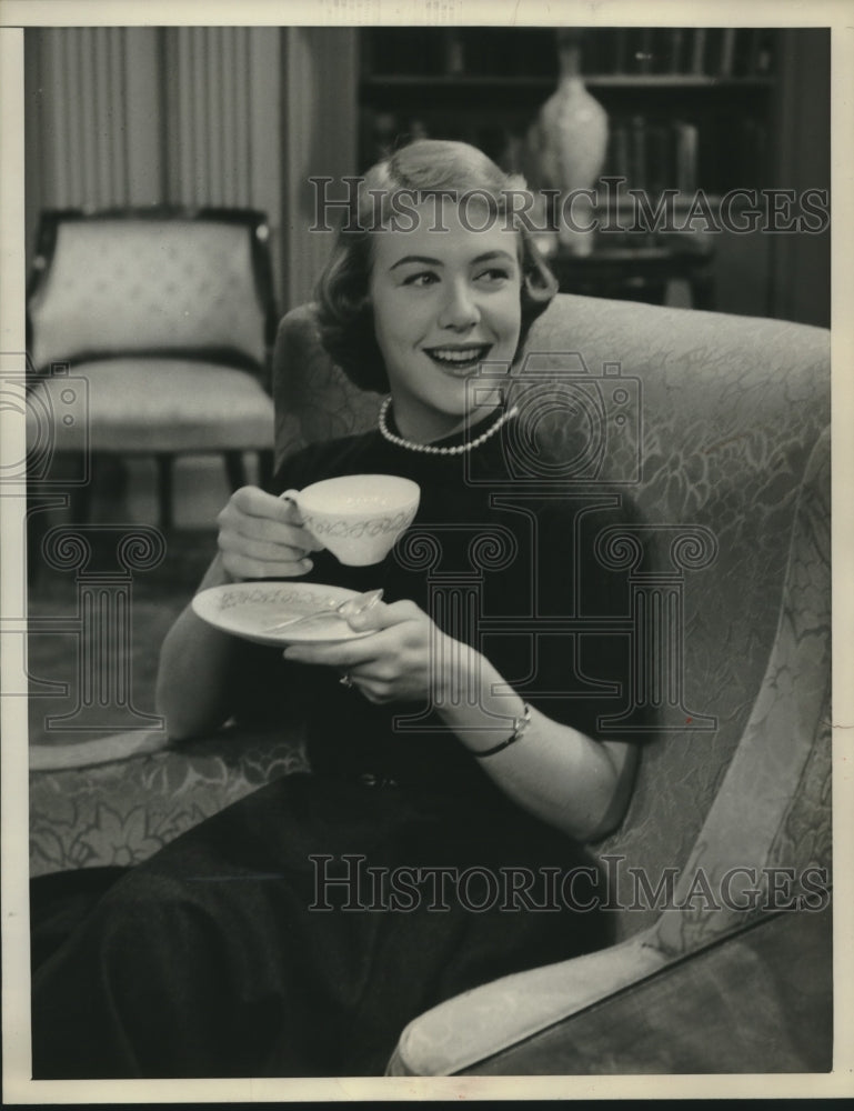 1956 Press Photo Pat Smith, actress, in &quot;I am Her Nurse&quot; based on short story - Historic Images