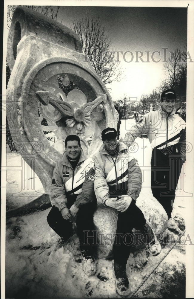 1989 Press Photo &quot;The Frozen Moment&quot; won the 1989 Snow Sculpting, Milwaukee Zoo. - Historic Images