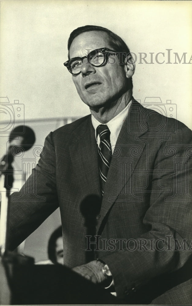 1980, William Simon speaking at a podium. - mjc00654 - Historic Images