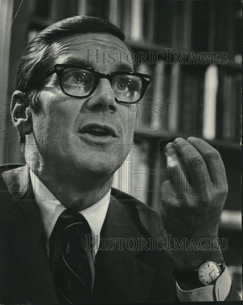 1976 William E. Simon, United States Treasury Secretary in Milwaukee - Historic Images