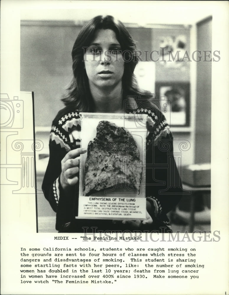 1977 Press Photo Student Shares Facts With Peers About Smoking in California - Historic Images