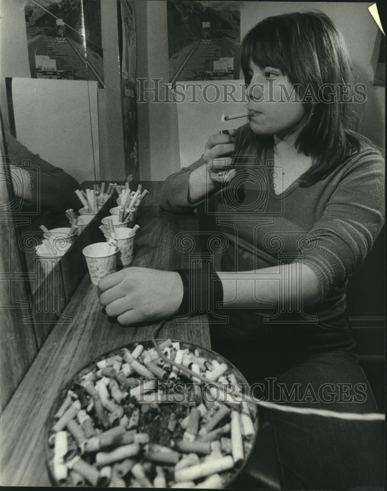 1989 Press Photo Smoker wears device that shocks her when she smokes - Historic Images