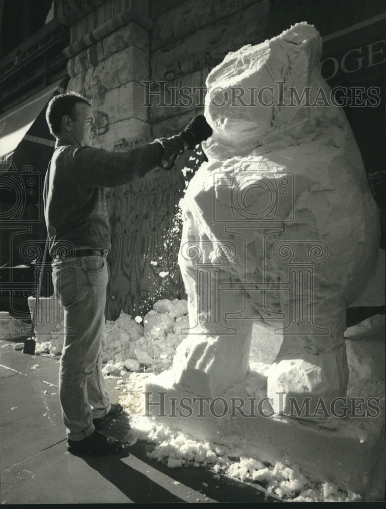 1994 Press Photo Snow sculptor competitor Chris Partridge in Milwaukee Wisconsin - Historic Images