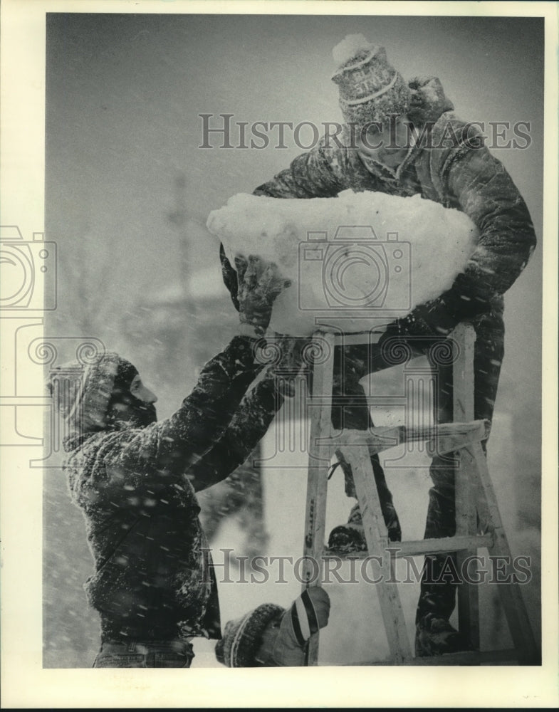 1965 Press Photo Alles and Rueger snow sculpture, Milwaukee Pere Marquette Park - Historic Images