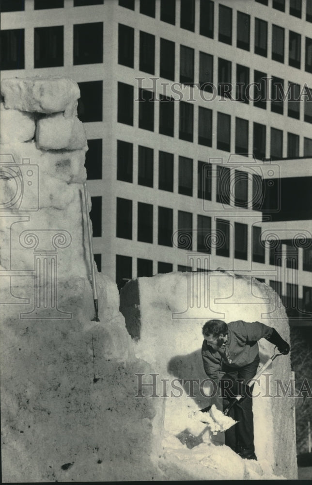 1985 Press Photo International Snow Sculpting Competition Milwaukee, Wisconsin - Historic Images