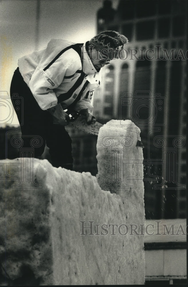 1989 Press Photo Raimo Kiukas of the Finnish Team in Snow Sculpting Competition - Historic Images