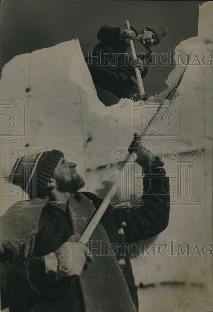 1988 Press Photo Arlyn Kampen and Steve Petruzates Cut Block of Snow, Milwaukee - Historic Images