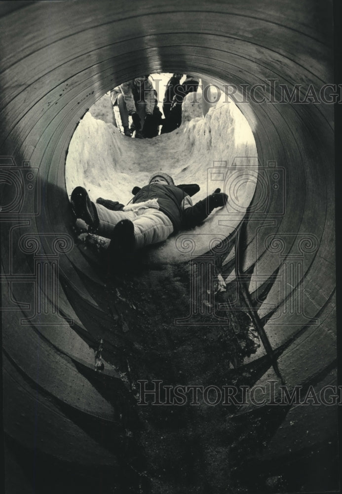 1988 Press Photo Jacob Seeger slides down snow sculpture-Waukesha Cutler Park - Historic Images