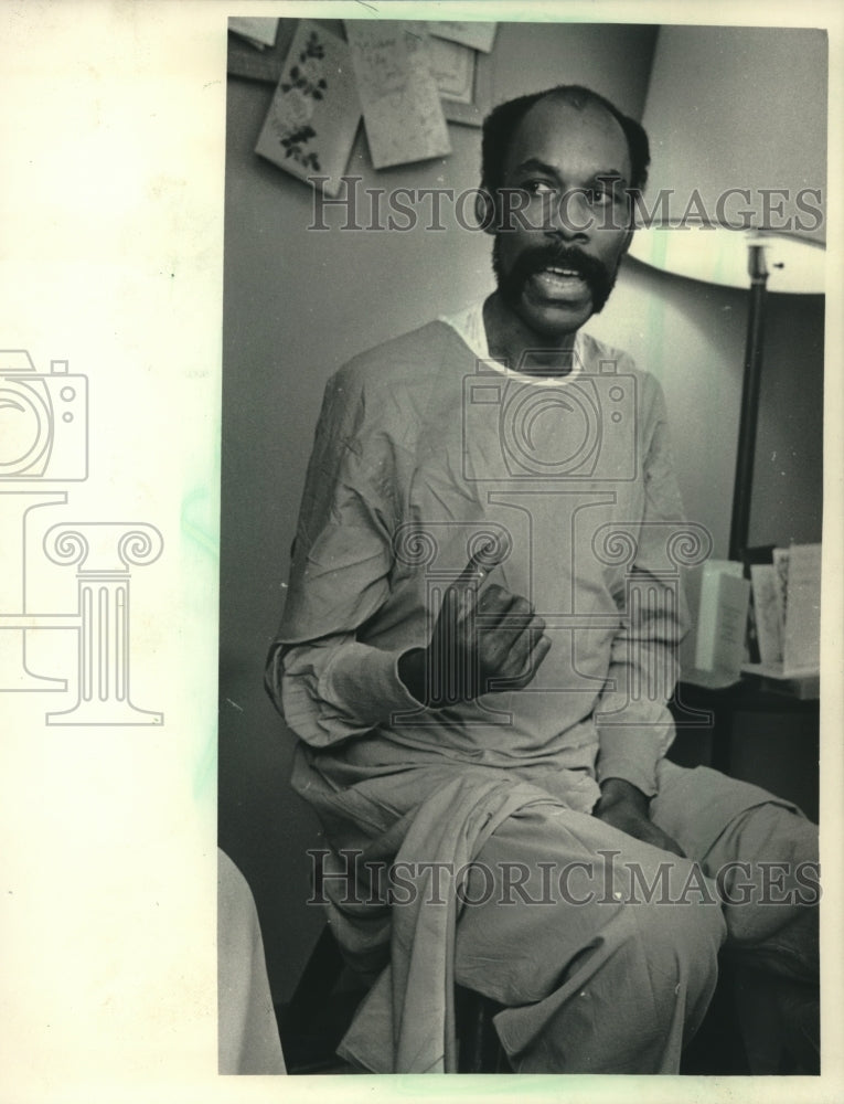 1986 Press Photo Ronald L. Smith Sitting and Speaking at Saint Luke's Hospital - Historic Images