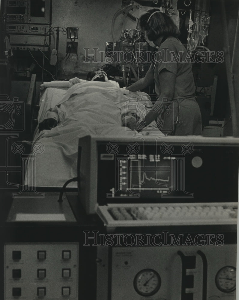 1986 Press Photo Cheryl Koehler Stands Beside Ronald Smith, St. Luke&#39;s Hospital - Historic Images