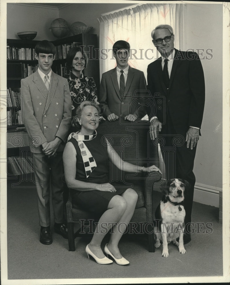 1969 Press Photo President of Lawrence University Thomas S. Smith and Family - Historic Images