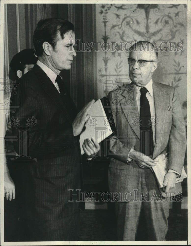 1976 Press Photo CBS correspondent Daniel Schorr and George Bush, Washington DC - Historic Images