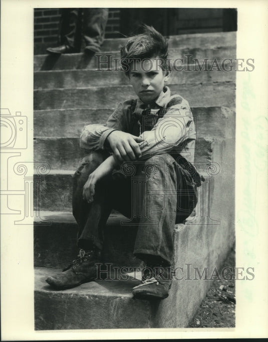 1983 Press Photo George Morgan, a third-grader, posed on the steps - mjc00796 - Historic Images
