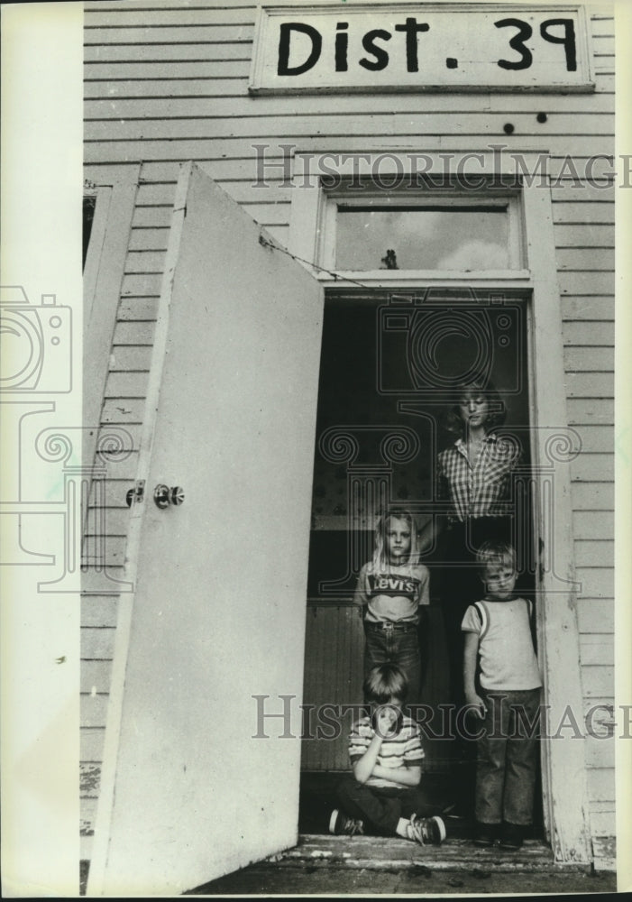 1983 Press Photo Teacher Sue Rishel and students at Nebraska school house - Historic Images