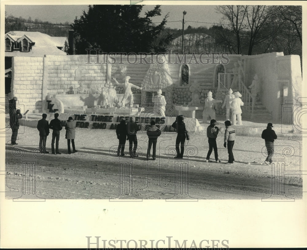 1985 Press Photo Spectators viewed Tau Kappa Epsilon&#39;s snow sculptures, Michigan - Historic Images