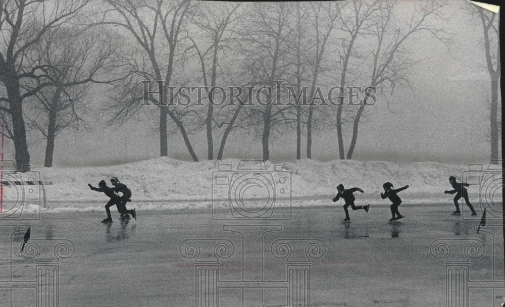 1965 Press Photo Girls race in Washington park lagoon, as fog shrouds background- Historic Images